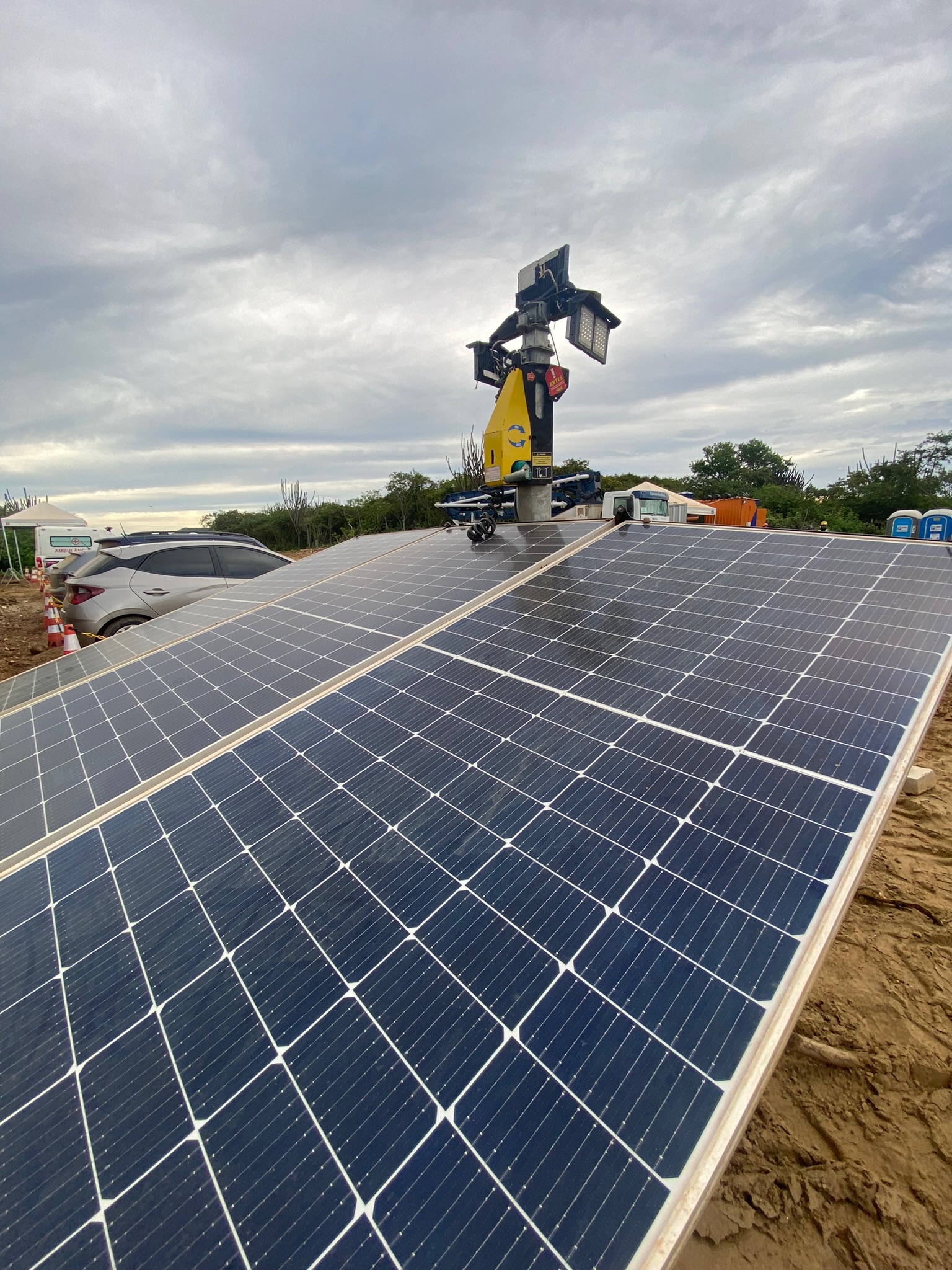 Instalação de painéis solares em canteiro de obras da Dois A
