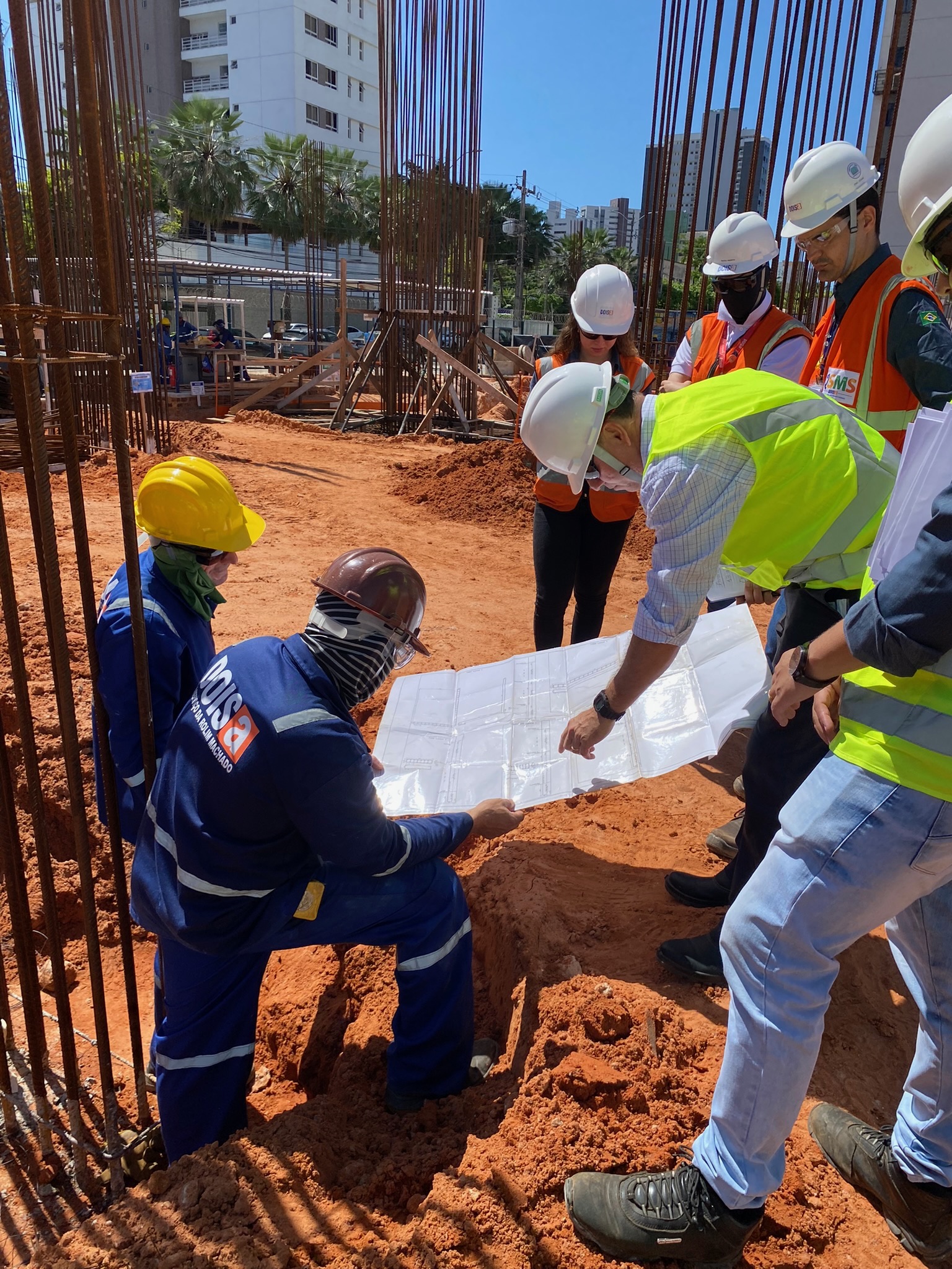 Equipe de engenharia e operações no canteiro de obras